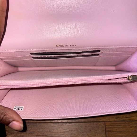 Small pearl chain on wallet crossbody purse - Picture 7 of 11